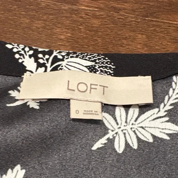 Ann Taylor LOFT Black White Floral Wrap Dress Size 0 Long Sleeve Mini Workwear - Picture 2 of 11